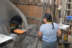 Coordinación general del Registro de bienes patrimoniales de las provincias de El Oro, Pastaza y Santa Elena de Ecuador. Elaboración de pan artesanal en horno de barro. Salinas.