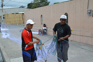 Coordinación general del Registro de bienes patrimoniales de las provincias de El Oro, Pastaza y Santa Elena de Ecuador. Trallado artesanal de redes de pesca en Puerto Bolivar. Machala.