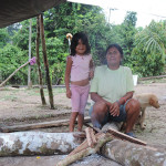 Coordinación general del Registro de bienes patrimoniales de las provincias de El Oro, Pastaza y Santa Elena de Ecuador. Abuela y nieta Kichwa. San José de Curaray. Pastaza.