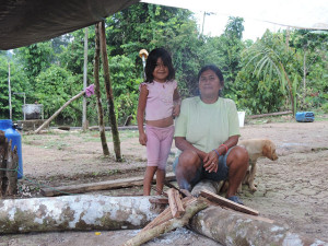 Coordinación general del Registro de bienes patrimoniales de las provincias de El Oro, Pastaza y Santa Elena de Ecuador. Abuela y nieta Kichwa. San José de Curaray. Pastaza.